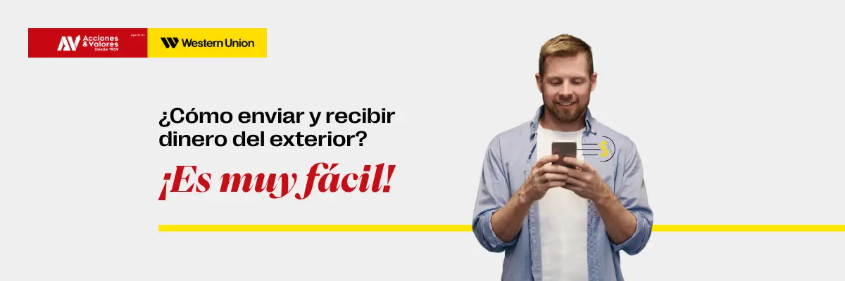 Hombre usando celular para enviar y recibir dinero del exterior