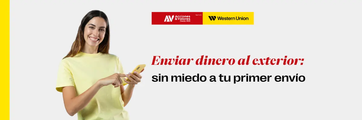 Mujer sonriente preparada para enviar dinero internacional