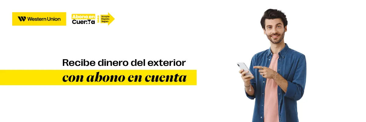 Hombre sonriente preparado para recibir dinero del exterior