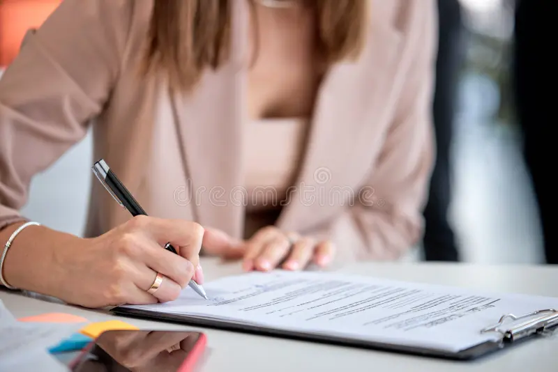 cerrar las manos de la mujer negocios firmando contrato financiero poner firma escritura cerrador empresa senora en papel 227883090 1