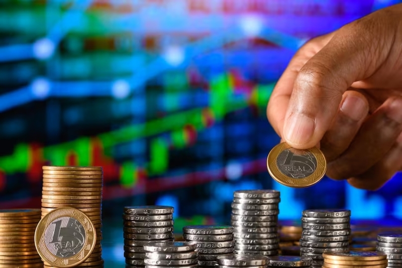 pila monedas que forman grafico barras mano masculina que sostiene moneda concepto inversion mercado 1