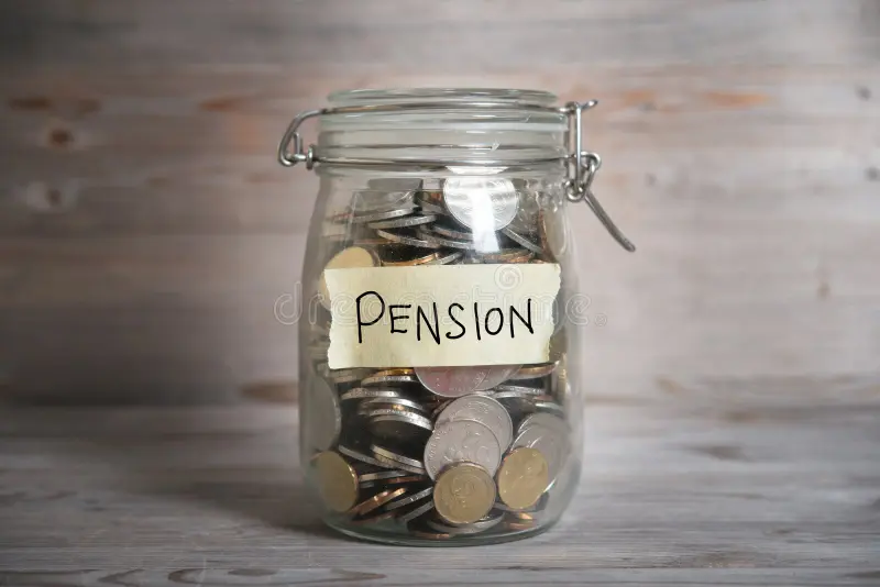tarro del dinero con la etiqueta de la pension 51822874